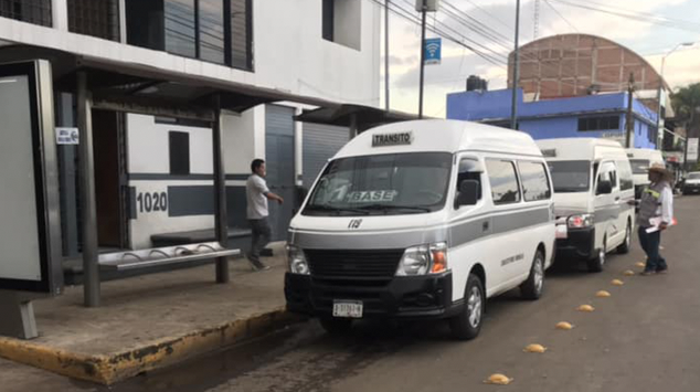 Combis de la ruta Gris amplían su horario ante desabasto Combis de la ruta Gris amplían su horario ante desabasto