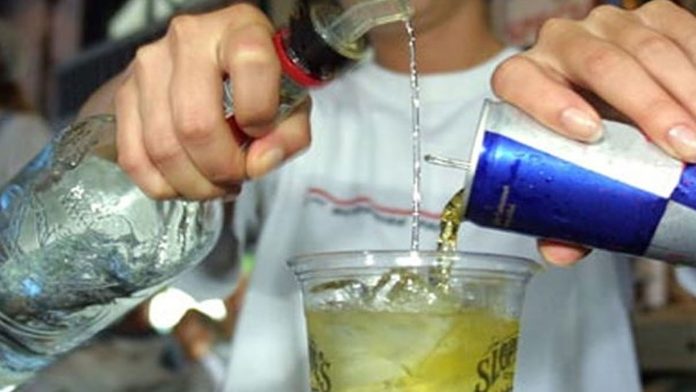 Mueren dos mujeres tras beber alcohol mezclado con bebidas energizantes