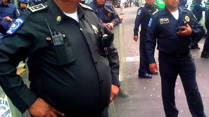 Obesidad persiste en policías; ahora les pagan por bajar de peso