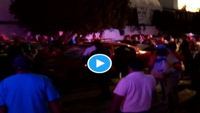 Mujer ebria atropella niños durante desfile navideño; queman su vehículo