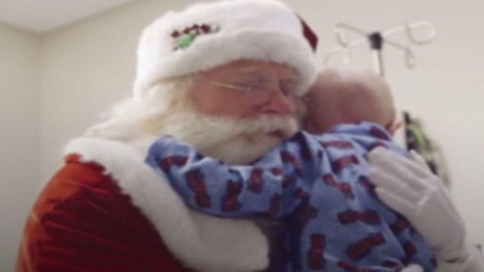 Video: Niño pide como último deseo conocer a Santa; muere en sus brazos