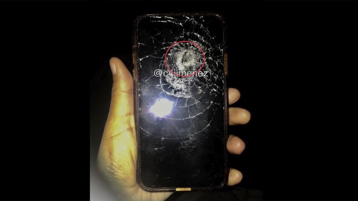 Pasa en México: Celular la salva de un balazo en el pecho