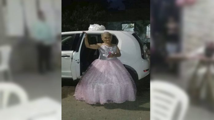 Mujer realiza fiesta de XV a los 79 años