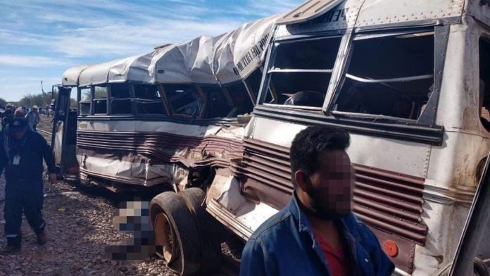 Camión con trabajadores es arrollado por un tren; suman 6 muertos