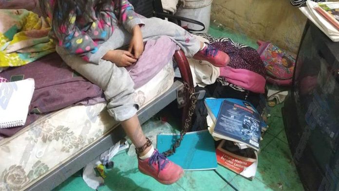 En México: Niña vivía encadenada a su cama