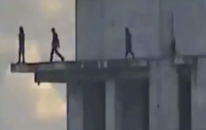 Policías lo salvan de aventarse del último piso de un edificio