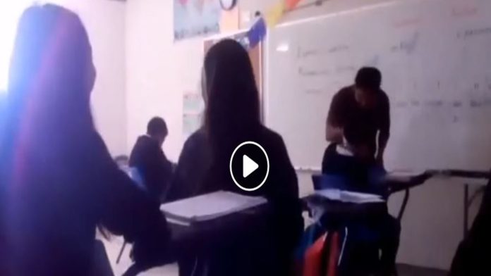 Video: En México, profesor tapa la boca a estudiante con cinta adhesiva