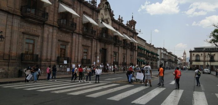 Las tres del mediodía: Se radicalizan posiciones por parte de los estudiantes normalistas en Michoacán