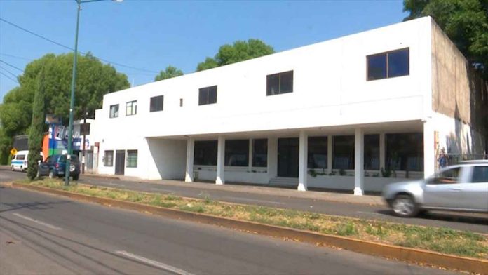 Ex titular de la SEE, se niega a pagar adeudo de agua y renta de edificio durante su gestión.