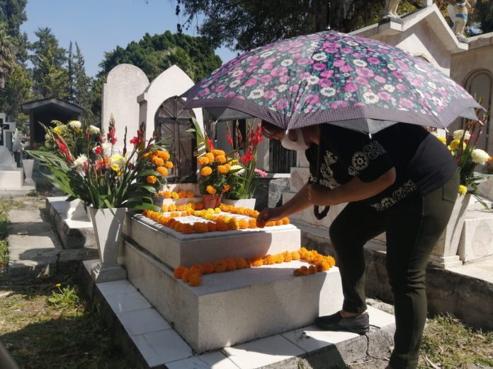 Con tristeza Doña Teresa recuerda a sus seres queridos previo al Día de Muertos
