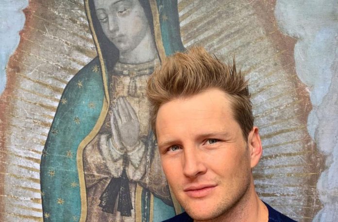 Critican a Alexander Acha por rapear 'La Guadalupana'
