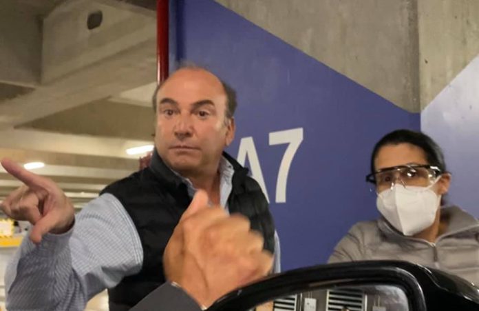 Surge #LordPateador: Hombre estalla contra mujer embarazada por tocarle el claxon