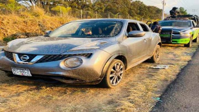Arrestan a dos tiradores de metanfetamina con un auto robado