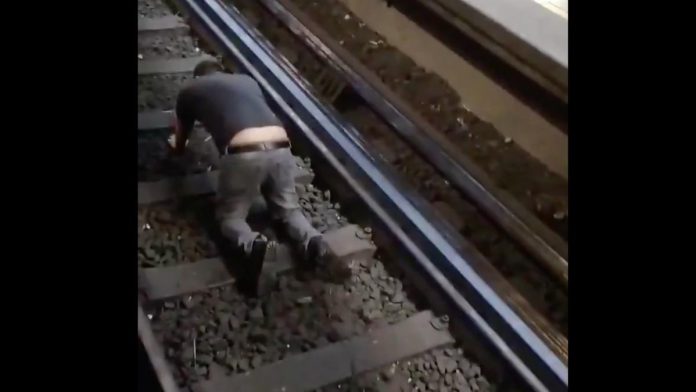 Metro frena de emergencia antes de llevarse a un hombre que se tiró a las vías
