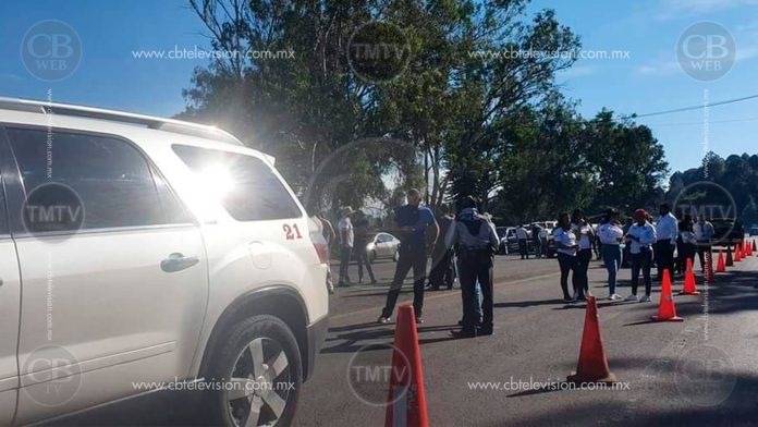 Integrantes de la UCD bloquean acceso a Uruapan