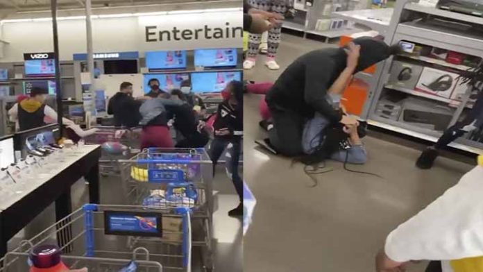 Mujer es noqueada tras pelea por la última consola PS5