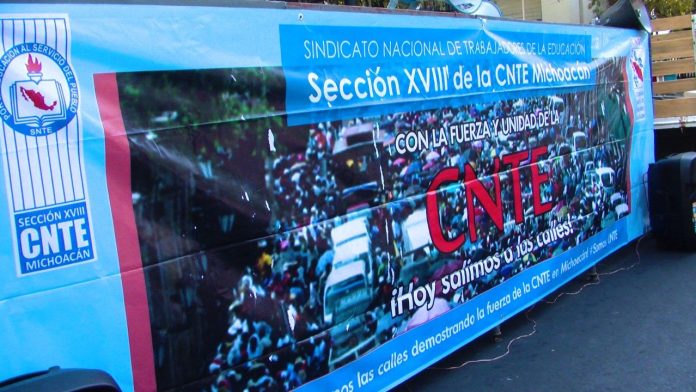 CNTE cumple 3 días de toma en Finanzas, planean hacer plantón indefinido