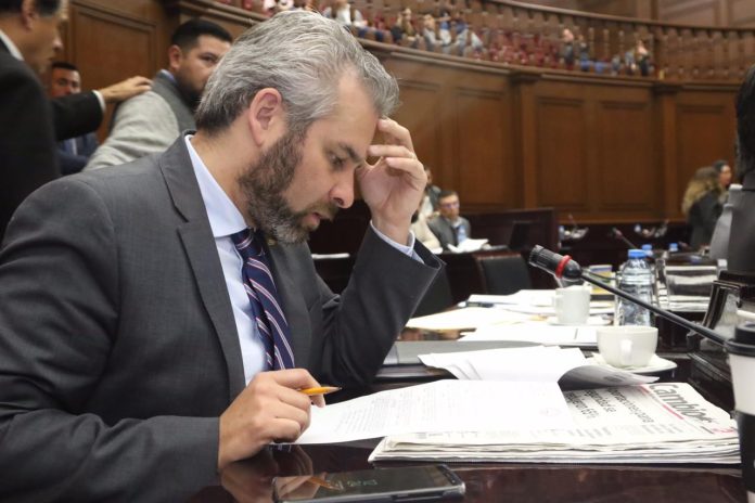 Debemos apoyar a profesionistas, no cobrarles más impuestos: Alfredo Ramírez
