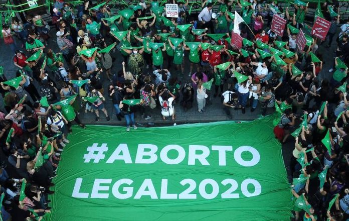 Aprueban proyecto de legalización del aborto en Argentina