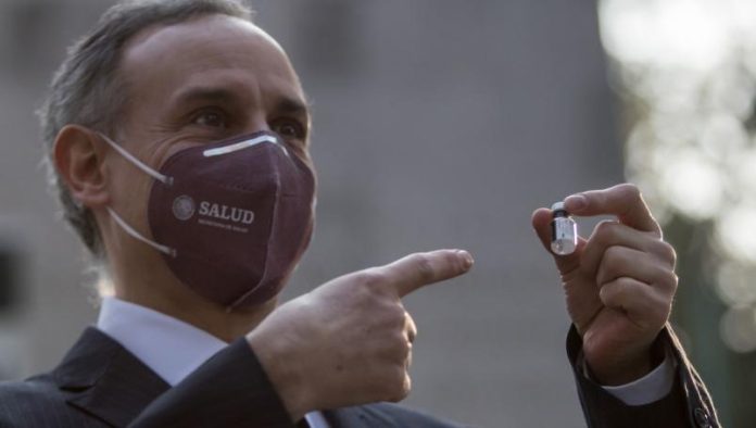 Inyectan vacuna a enfermera en el brazo derecho porque "es zurda": López-Gatell