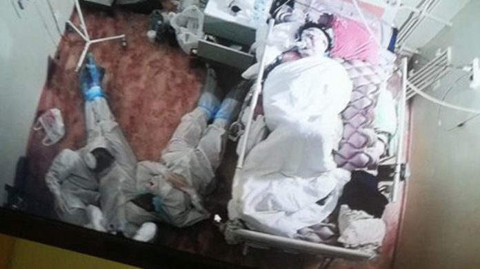 Médicos duermen junto a paciente con covid-19, por ataques de pánico