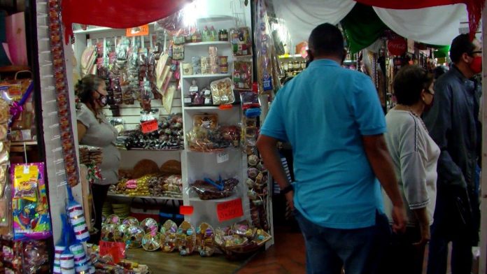Venta de dulces tradicionales a la baja, comerciantes preocupados