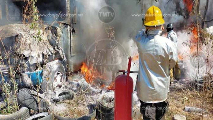 Se incendia autobús y una vivienda en Lázaro Cárdenas