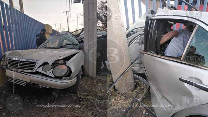 Adolescente desbarata su Mercedes Benz en Morelia