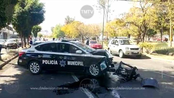 Policía herida deja choque entre patrulla y auto sobre periférico de Morelia