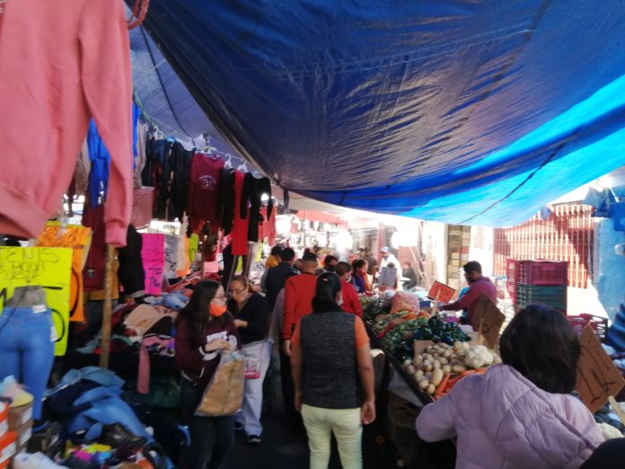En la zona centro de Morelia los comercios establecidos bajaron sus cortinas en punto de las 19:00 horas