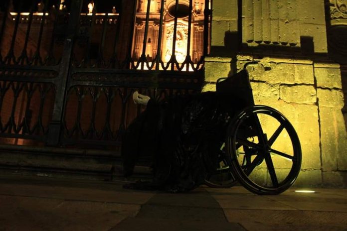 “Homenaje a la miseria”, realizan escultura en homenaje a hombre fallecido fuera de Catedral
