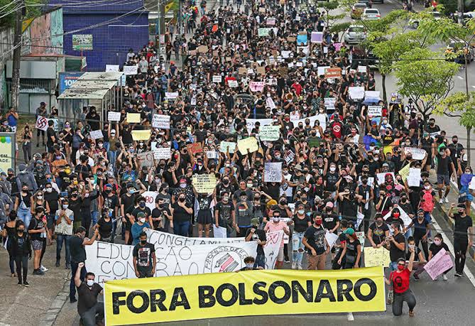 Piden juicio político contra Bolsonaro por mal manejo de la pandemia