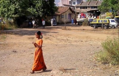 Por menstruar es obligada a dormir fuera de su casa; muere de frío