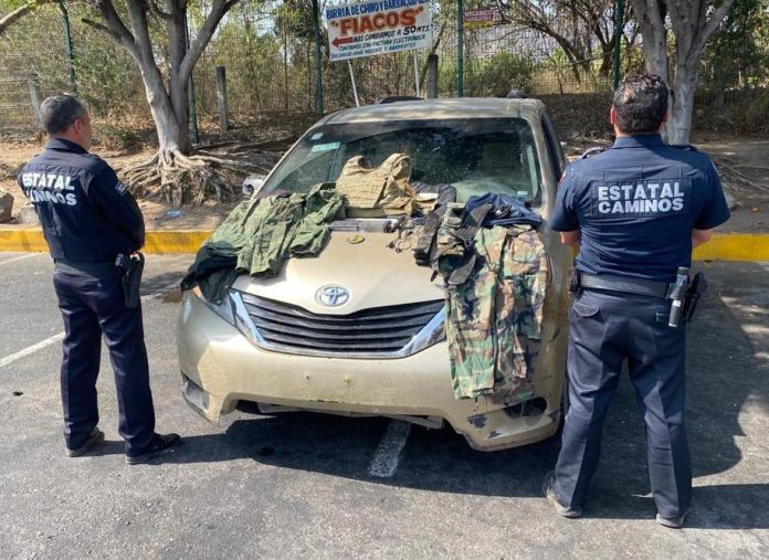 Decomisan auto robado, cartuchos y equipo táctico en Gabriel Zamora