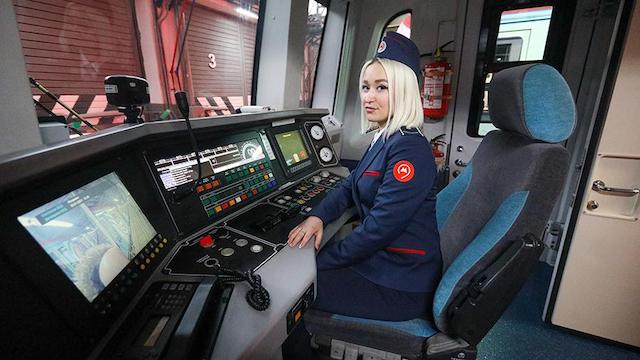 ¡Histórico! Contratan a mujeres para trabajar en el metro de Moscú