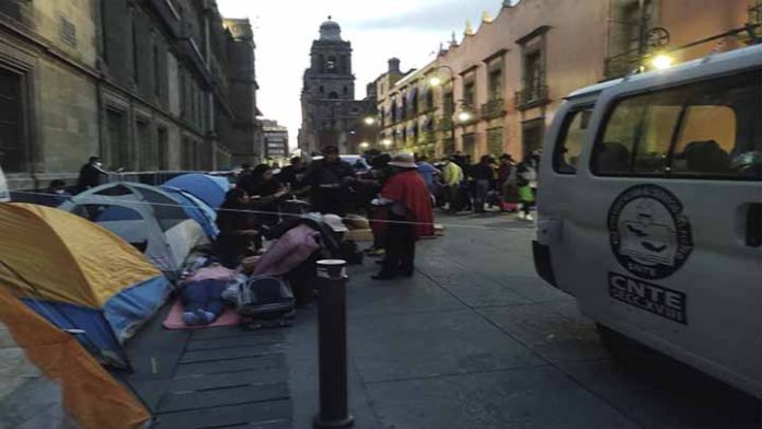 CNTE cumple amenaza; realizan plantón indefinido en el Zócalo de la CDMX