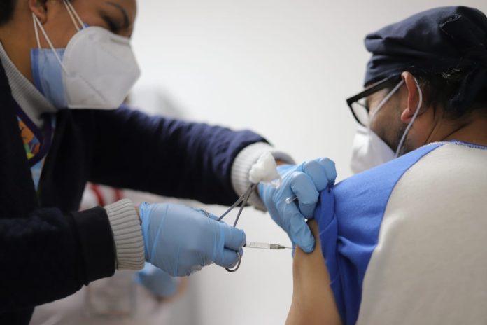 A 85 dosis de concluir la Vacunación a personal médico de salud