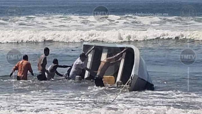 Vuelca embarcación de pescadores y meseros de LC los rescatan