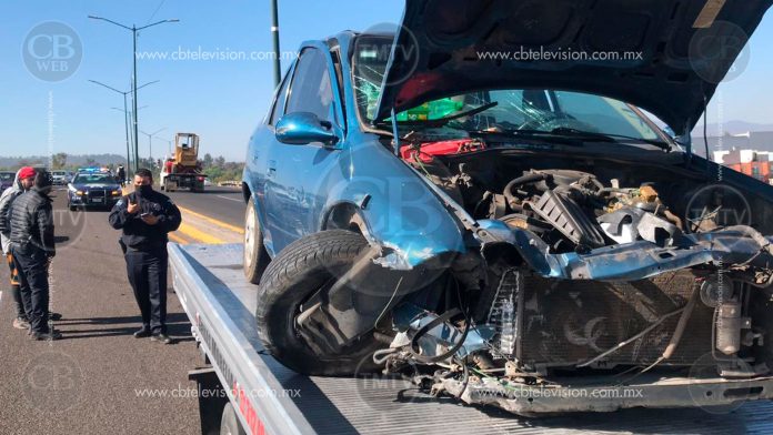 Mamá y tres niños lesionados al chocar su auto al sur de Morelia