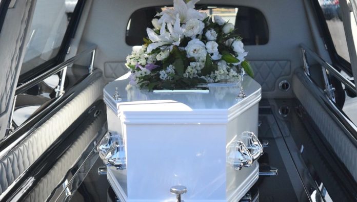 ¡Increíble! Hacen funeral y entierro de hombre con covid, después familia se entera que su pariente sigue vivo