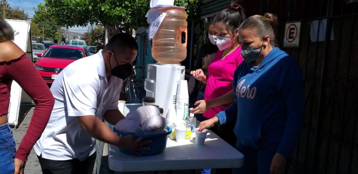 Vecinos de INFRA regalan comida a personas que se forman por horas para conseguir oxigeno