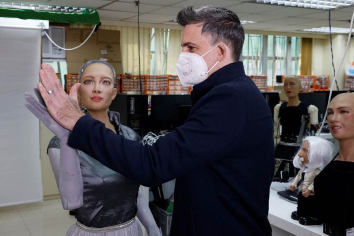 El robot Sophia podrá cuidar a enfermos de COVID-19: realizarán robots en masa