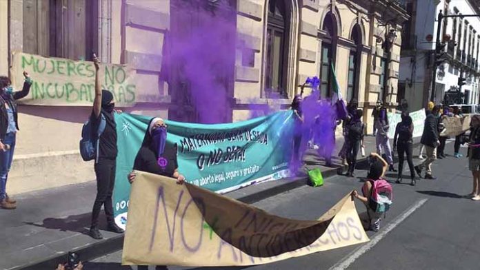 Feministas exigen castigo al Arzobispo de Morelia por oponerse al aborto