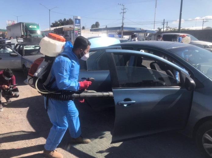 Sanitizan 300 vehículos al día