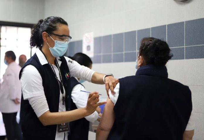 ¡Aguas! Exceso de confianza en las vacunas puede traer una nueva ola de covid-19