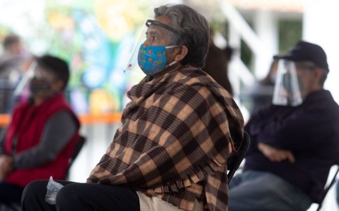 ¡Ni cómo registrarse! Sin internet, más de 7.5 millones de adultos mayores ante registro a vacuna contra covid-19
