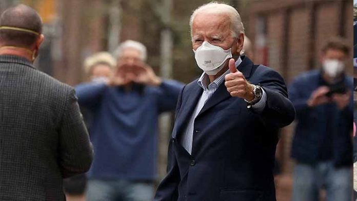 Mientras AMLO no quiere usarlo, Biden pide seguir utilizando cubrebocas