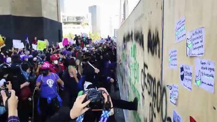 Manifestación nada pacífica en la CDMX por el 8M
