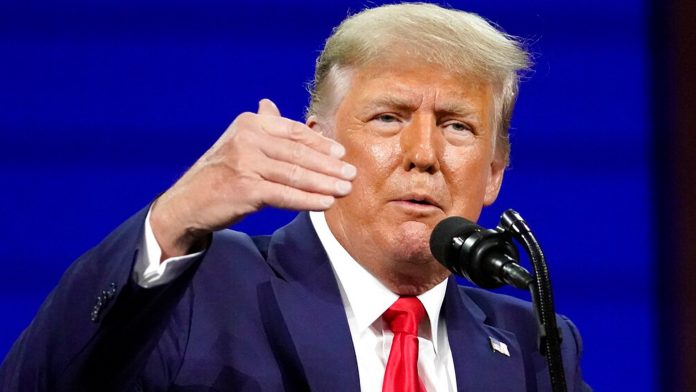 Juez congela orden de Trump para congelar ayudas federales