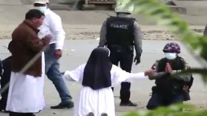 Monja pide a policías que le disparen a ella y no a los niños